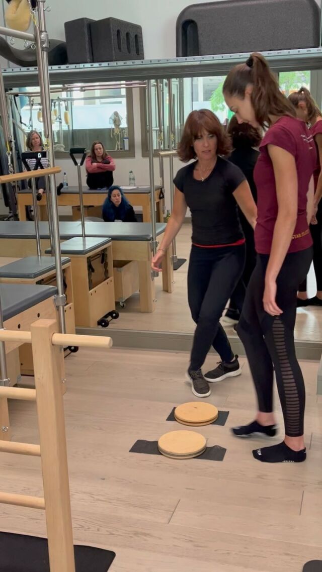 Liz Bussey teaching assisted squat in last weekend’s comprehensive course module 5. 

#pilates #polestarpilates #polestarpilatesuk #pilatesinstuctor #pilatesteachertraining #pilatesteacher #pilateseducation #pilatesinspiration#pilatestraining #pilateslondon #iampolestar