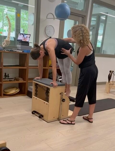 Zoe teaching Hamstring 3 on the chair in our repertoire review class yesterday. Watch how this is encouraging length in the lumbar spine!

#pilates #polestarpilates #polestarpilatesuk #pilatesinstuctor #pilatesteachertraining #pilatesteacher #pilateseducation #pilatesinspiration #pilatestraining #pilateslondon #iampolestar