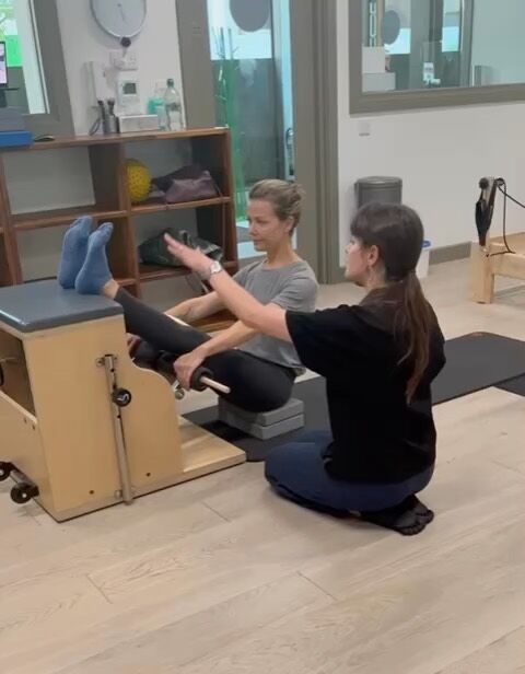 Liliana teaching teaser from the floor in our chair rep review class on Friday. There is a lot going on in this exercise. It might look straightforward but is actually pretty challenging to perform well. Well done Fawnda!

#pilates #polestarpilates #polestarpilatesuk #pilatesinstuctor #pilatesteachertraining #pilatesteacher #pilateseducation #pilatesinspiration #pilatestraining #pilateslondon #iampolestar