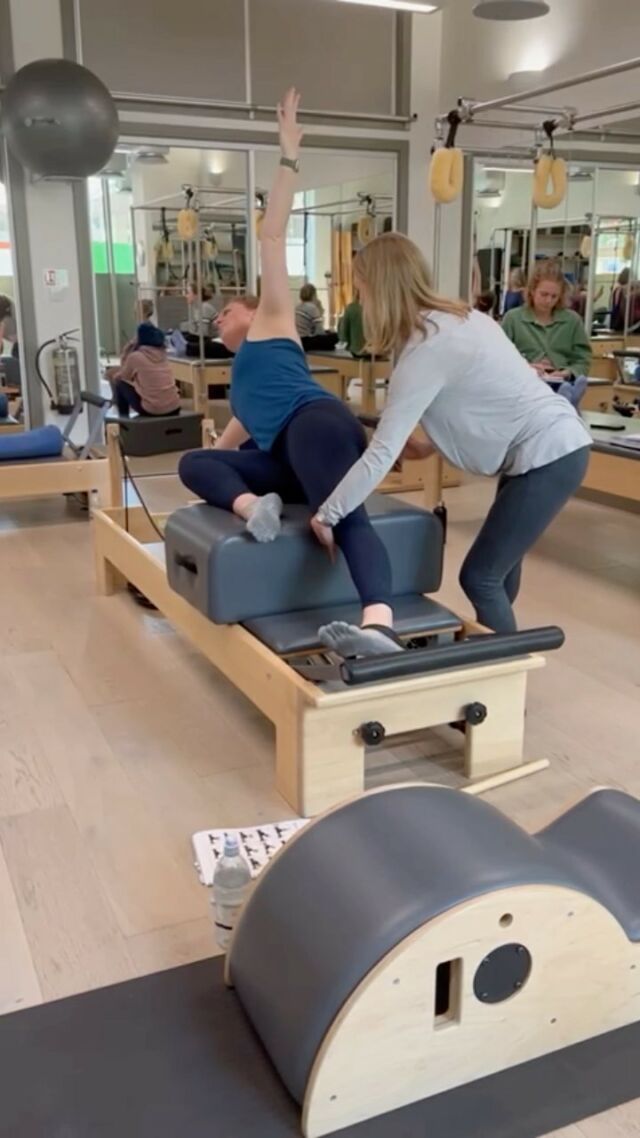Diane teaching side bend on the reformer in a recent module. Such a great exercise for achieving length in the side of the body! 

#pilates #polestarpilates #polestarpilatesuk #pilatesinstuctor #pilatesteachertraining #pilatesteacher #pilateseducation #pilatesinspiration #pilatestraining #pilateslondon #iampolestar